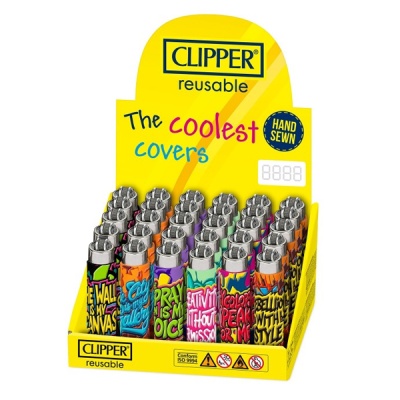 Expositor amarelo com isqueiros Clipper reutilizáveis coloridos com frases em inglês