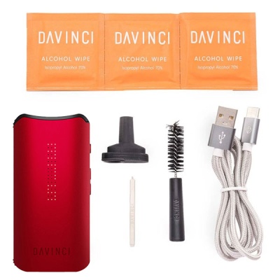 Kit de acessórios DAVINCI com lenços alcoólicos, dispositivo vermelho, escova, ferramenta e cabo USB.