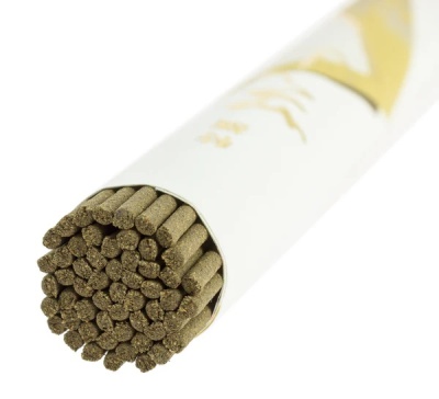 Pacote branco com varetas castanhas granuladas dentro