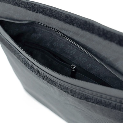 Bolsa preta retangular com fecho de correr e interior forrado com padrão da marca Arte