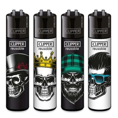 Quatro isqueiros Clipper reutilizáveis com designs de crânios e acessórios distintos