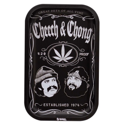 Tabuleiro preto com desenhos e textos brancos de Cheech & Chong e folha de cannabis