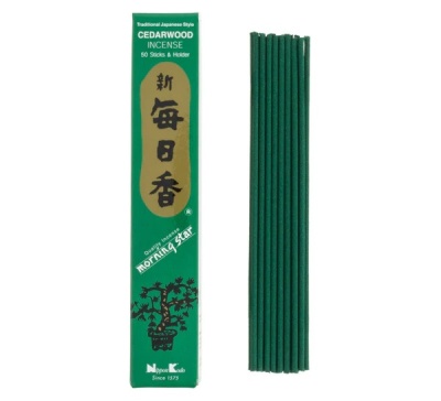 Caixa verde de incenso de cedro tradicional japonês com 50 varetas verdes ao lado.