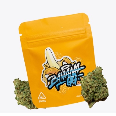 Embalagem amarela com ilustração de banana e texto BANANA GG com flores de cannabis ao lado