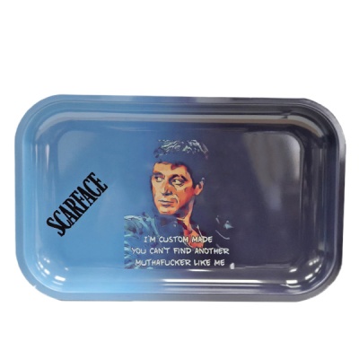 Tabuleiro metálico azul com imagem e texto do filme Scarface