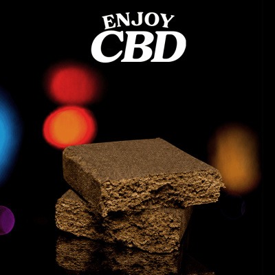 Dois quadrados marrons porosos empilhados com fundo preto e texto Enjoy CBD