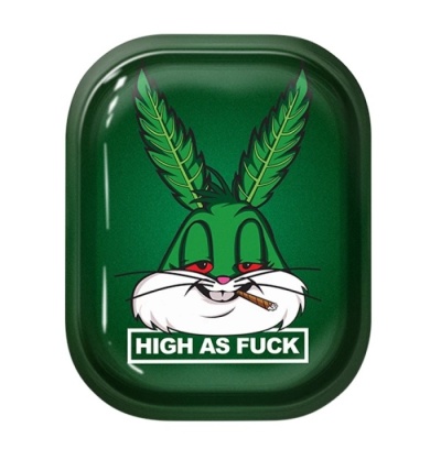 Tabuleiro metálico verde com desenho de coelho e texto HIGH AS FUCK
