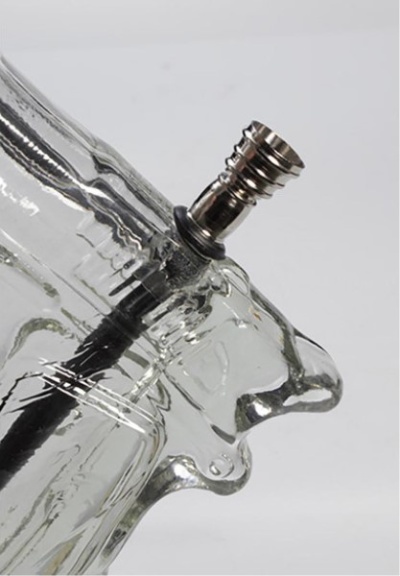 Frasco de vidro transparente com pino metálico prateado