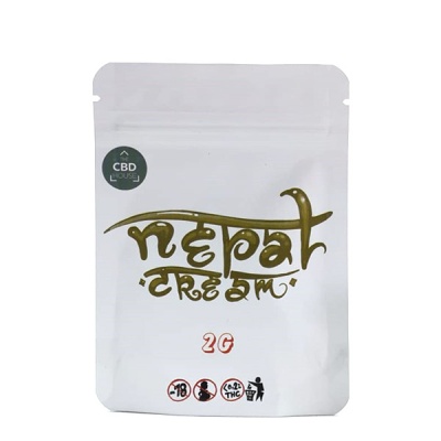 Embalagem branca com texto dourado Nepal Cream e selo verde CBD LHouse
