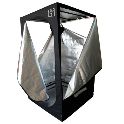 Tenda de cultivo preta com interior prateado e tecidos prateados semicerrados nas laterais
