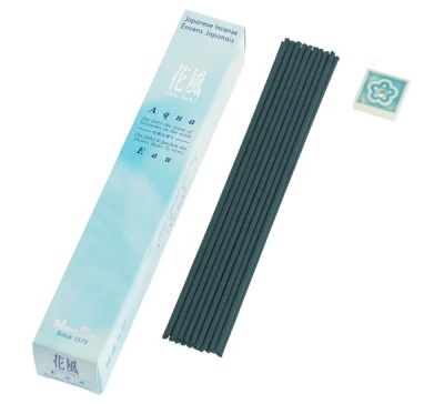 Caixa azul clara de incenso japonês Aqua com varetas escuras e suporte cerâmico azul claro com padrão floral.