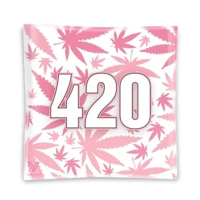Prato quadrado decorativo com padrão de folhas rosas e número 420 no centro