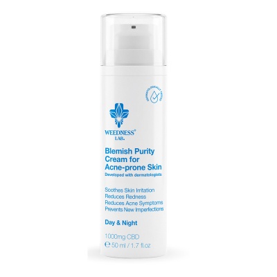 Frasco branco com creme para pele com acne e texto azul