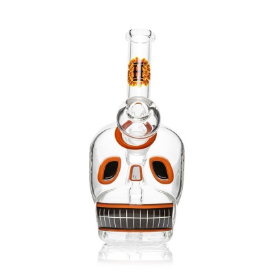 Bong de vidro transparente em forma de caveira com detalhes laranja e preto.