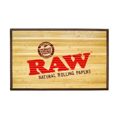 Embalagem de madeira clara com logótipo vermelho RAW e texto Natural Rolling Papers