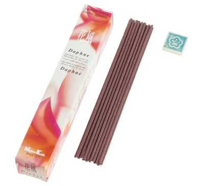 Caixa de incenso Daphne rosa e branco com varetas castanhas e suporte azul com padrão floral