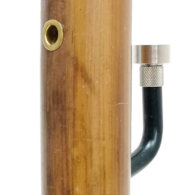 Parte cilindrica em madeira com orifício metálico e tubo preto curvo com peça metálica