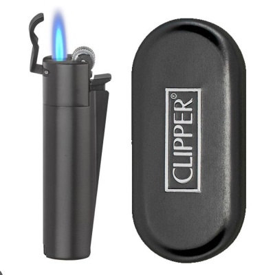 Isqueiro preto metálico com chama azul aberto e caixa preta com logotipo CLIPPER