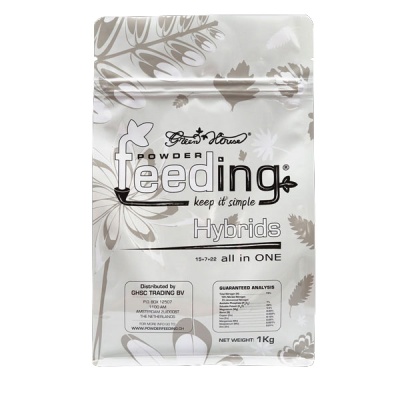 Pacote branco de fertilizante em pó Green House Powder Feeding Hybrids com folhas acinzentadas e texto preto.