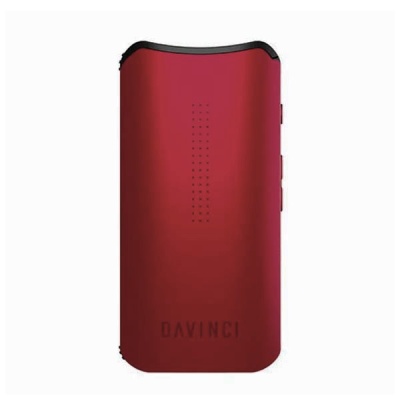Dispositivo eletrônico vermelho com a palavra DAVINCI