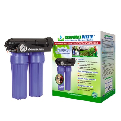 Sistema de água para hidroponia GrowMax Water Power Grow 500 com três filtros azuis e manómetro, ao lado da embalagem colorida