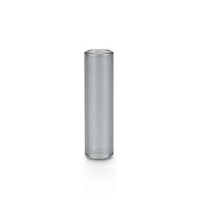 Vaso cilíndrico alto em vidro transparente sobre fundo branco