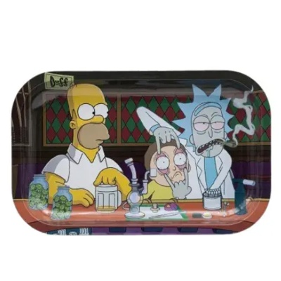 Tabuleiro com imagem de Homer Simpson, Morty e Rick em bar com acessórios de fumar