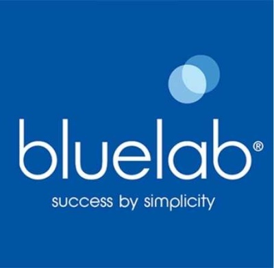 Logotipo da Bluelab com fundo azul e texto branco