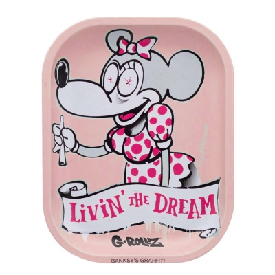 Prato de metal rosa com rato de vestido às bolinhas segurando cigarro e texto LIVIN THE DREAM