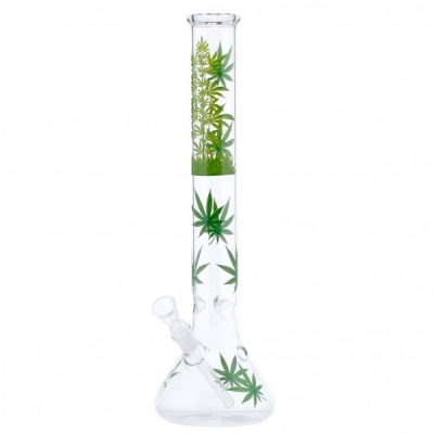 Bong de vidro transparente com folhas verdes de cannabis
