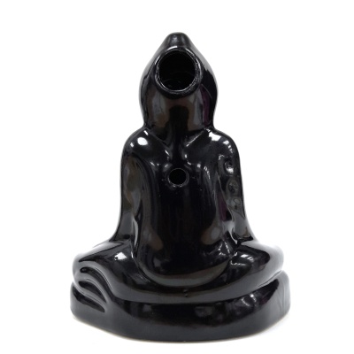 Figura decorativa preta em cerâmica sentada em posição de lótus com capuz