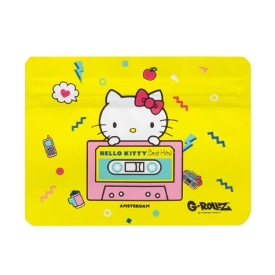 Embalagem amarela com Hello Kitty segurando cassete rosa e texto imprimido.
