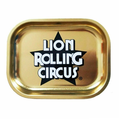 Tabuleiro metálico dourado com texto LION ROLLING CIRCUS e estrela preta