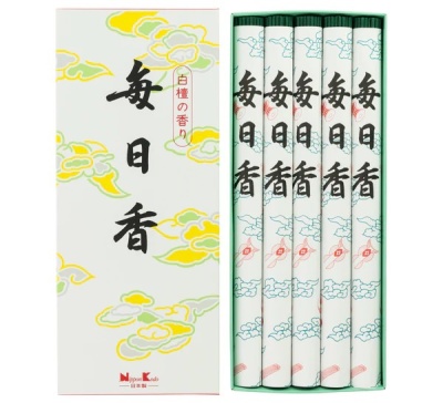 Conjunto de cinco pacotes de incenso com embalagem branca decorada e caracteres japoneses