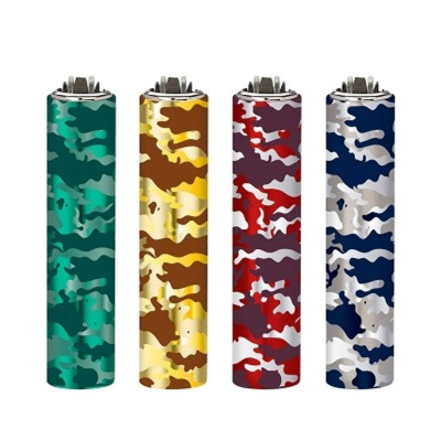 Quatro isqueiros camuflados em várias cores alinhados