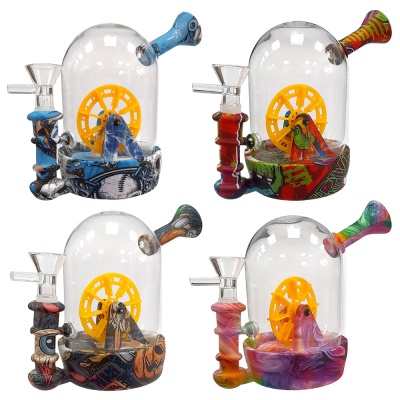 Peças de vidro para fumar com bases em silicone colorido e cúpula de vidro transparente.