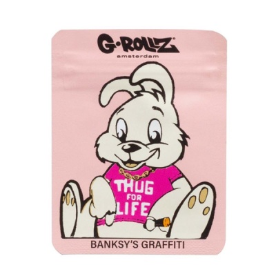 Embalagem rosa com coelho branco em camisola rosa e texto
