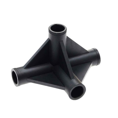 Suporte de plástico preto triangular com tubos cilíndricos oco.