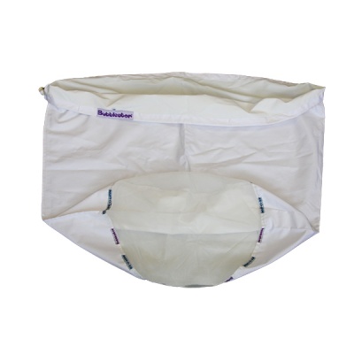 Saco branco coador com etiqueta Bubblerator em fundo branco