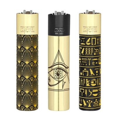 Três isqueiros Clipper dourados e pretos com padrões geométricos, olho de Horus e hieróglifos.