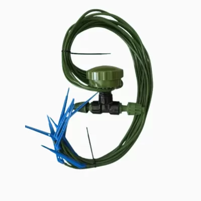 Conjunto de rega por gotejamento com tubo verde e estacas azuis