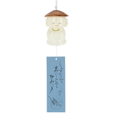 Sino de vento cerâmico com figura de criança e tira azul com caligrafia japonesa.