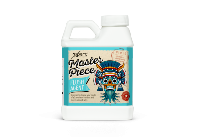 Frasco branco com rótulo azul e bege, texto Master Piece Flush Agent e máscara tribal colorida
