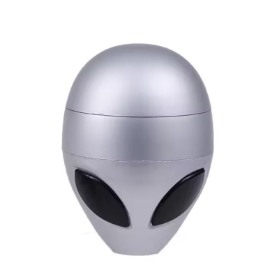 Recipiente em forma de cabeça de alienígena prateado com olhos pretos