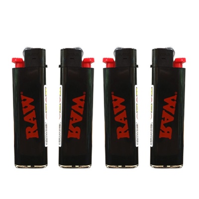 Quatro isqueiros plásticos pretos com texto vermelho RAW e acionador vermelho em fundo branco