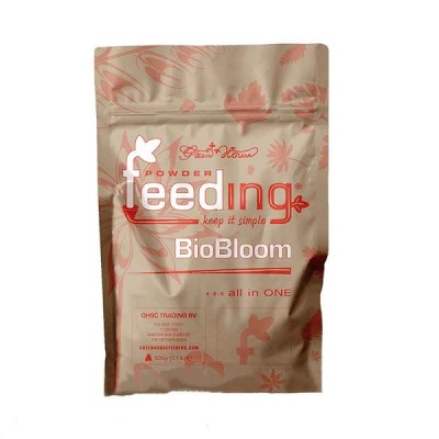Saco bege com padrão floral rosa contendo fertilizante em pó BioBloom