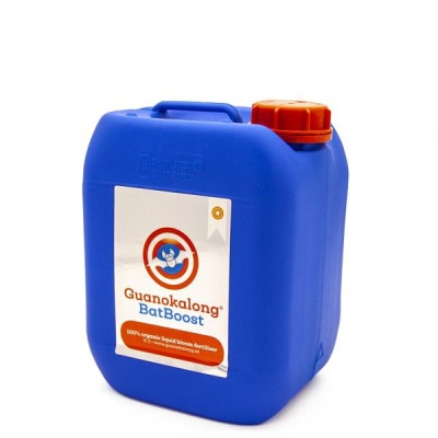 Recipiente azul com tampa laranja e etiqueta branca Guanokalong BatBoost