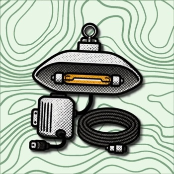 Luminária industrial cinza com tubo de luz amarelo, transformador e cabo preto sobre fundo verde