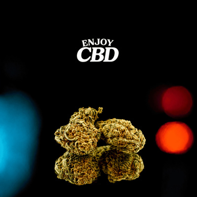 Flores secas castanhas com texto ENJOY CBD numa imagem com fundo preto