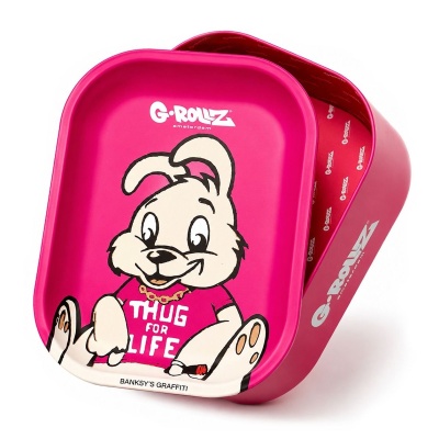 Tabuleiro de rolo rosa com desenho de coelho branco e textos promocionais